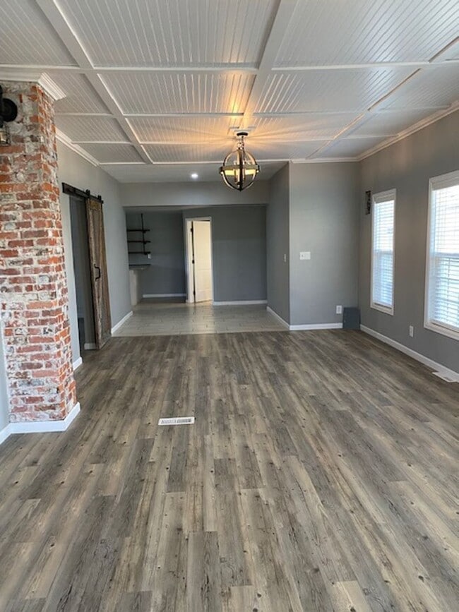 Building Photo - Amazing, Recently Renovated2 Bed 1 Bath Ho...