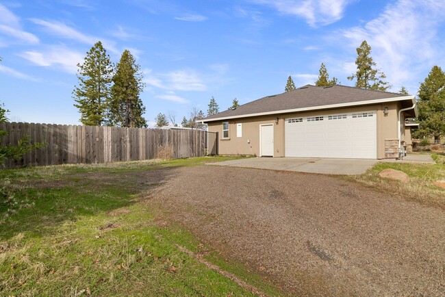 Building Photo - 3 Bedroom Home in Beautiful Paradise, CA! ...