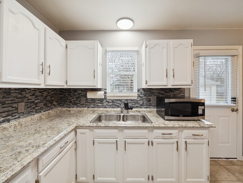 Kitchen - 8204 Toepfer Rd
