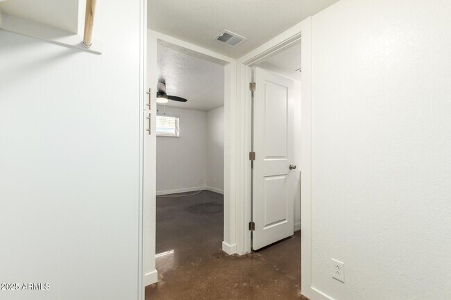 Building Photo - 616 S Bellview