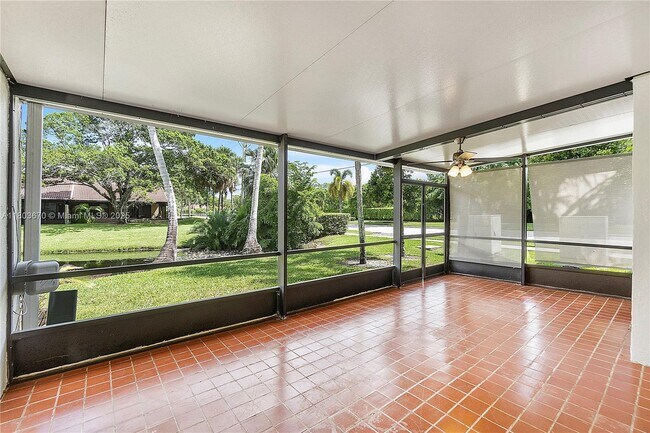 Building Photo - 398 Fern Dr