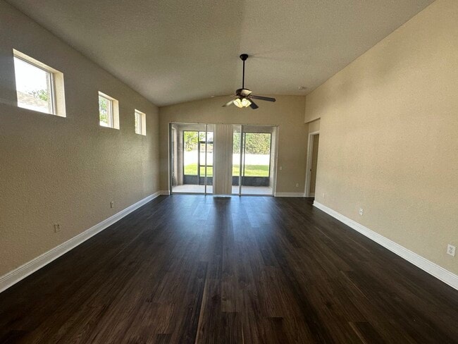 Building Photo - 2211 Pine Oaks Tr