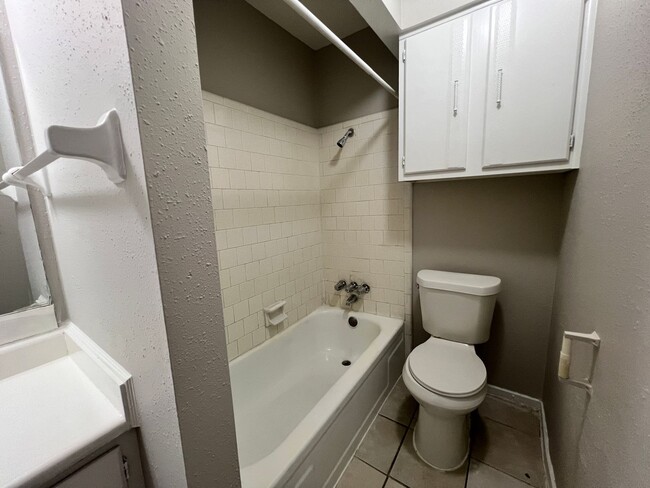 Building Photo - Duplex in Southwest Houston with Spacious ...