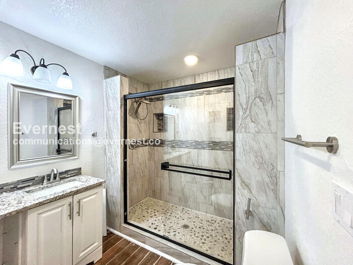 Building Photo - 207 University Ave.