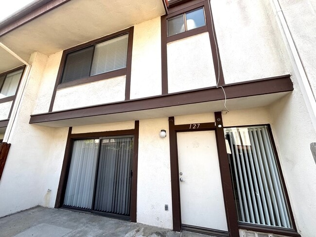 Primary Photo - Turnkey 3 bedroom, 2.5 bathroom condo avai...