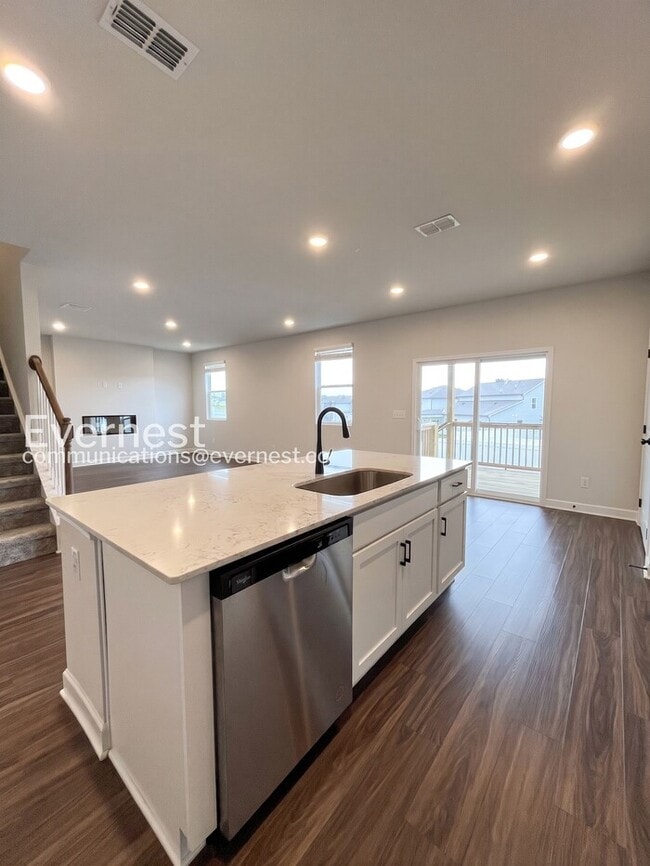 Building Photo - 4 Bed/3 Bath Home with Fenced Yard / Pet-Friendly / Available Now!