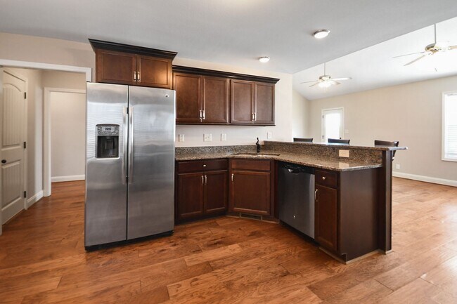 Building Photo - Pet Friendly Three Bedroom!