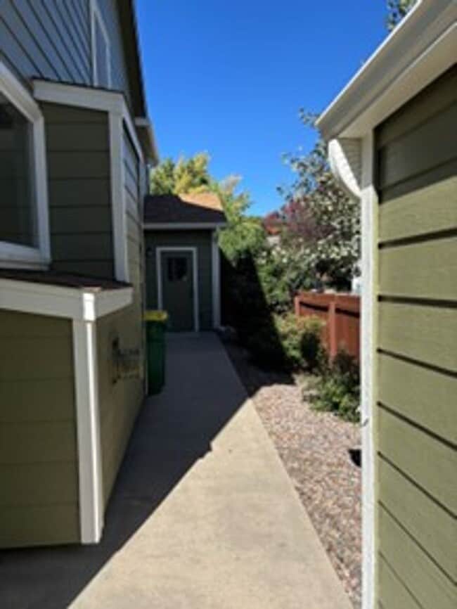 Building Photo - Large Clean Home in Aurora