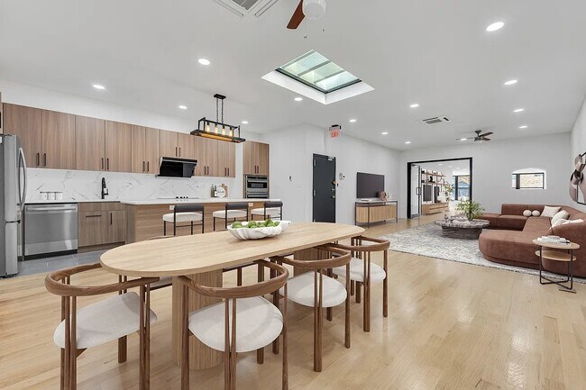 Building Photo - 137 Bowery