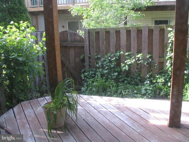 Building Photo - Effortless Living: Spacious Townhome with Wood Floors