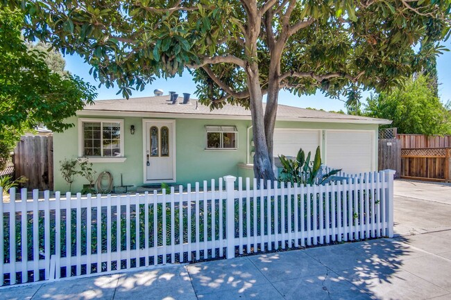 Building Photo - Duplex in Mountain View -  hardwood floors...