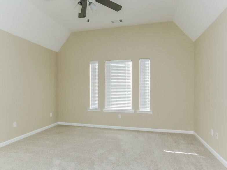 Building Photo - 35 Willow Crest Dr