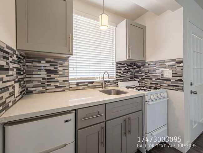 Building Photo - 1215 1/2 Dewey Ave-