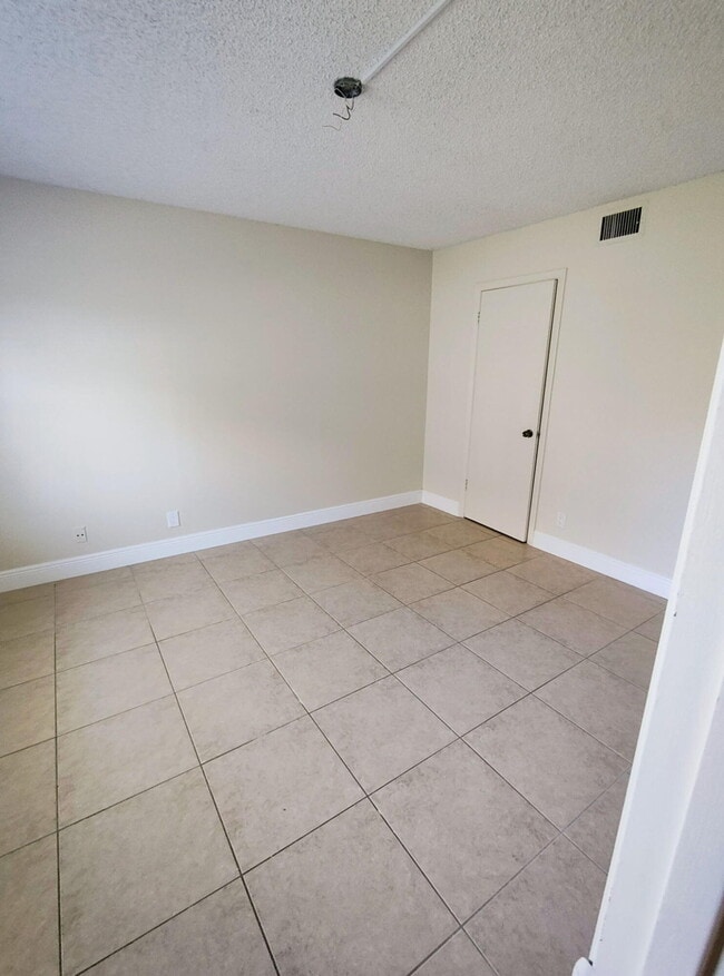 Building Photo - 6736 Palmetto Cir S