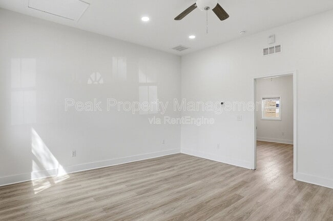 Building Photo - 3014 Parkwood Ave
