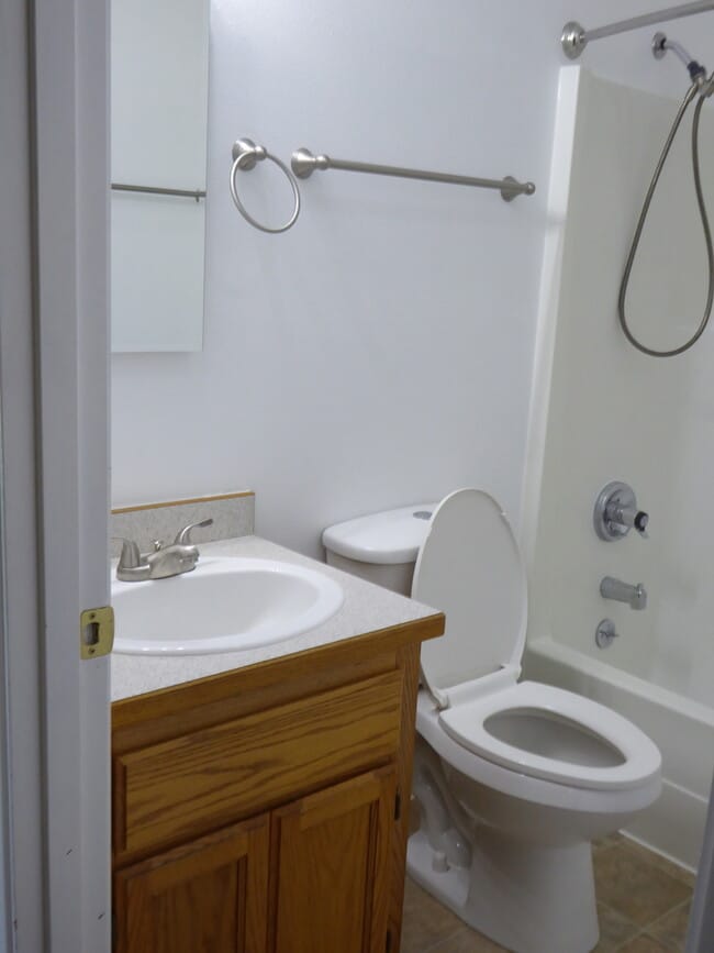 Building Photo - 2 Bd 1 bath remodeled duplex w/Garage in Winston
