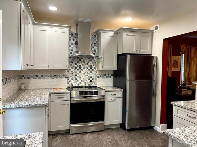 Building Photo - 18 Thomas Ave