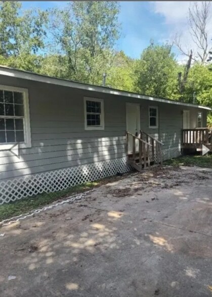 Primary Photo - 13703 Segrest Dr