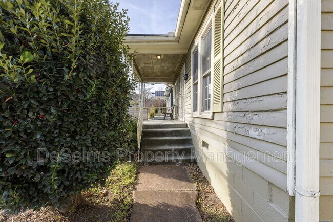 Building Photo - 922 Wedgewood Ave