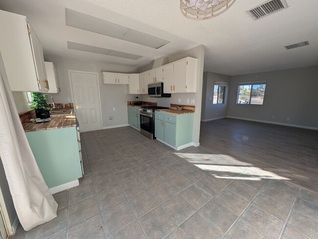 Building Photo - Perfect Family Home: 3-Bedroom, 2-Bath Gem