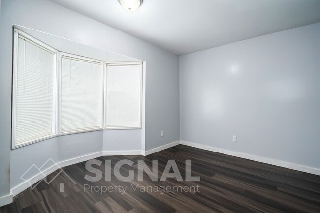 Building Photo - 1421 Rayfield Dr