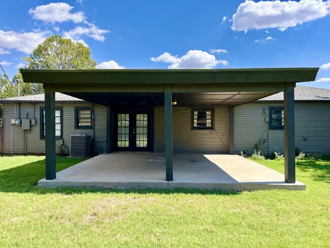 Building Photo - Spacious Four Bedroom!