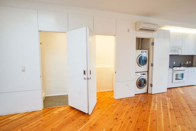 Building Photo - Modern Design Live/Work Townhouse in NW Portland!