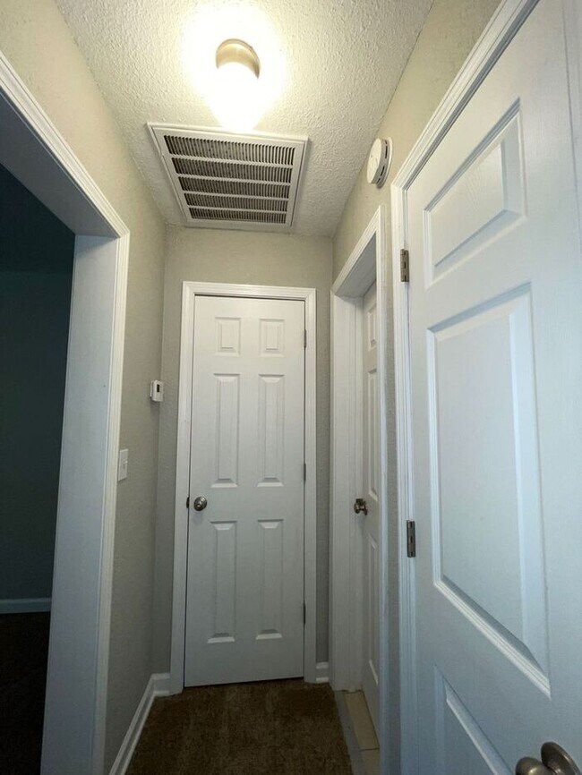 Building Photo - Adorable Updated 1 Bed with 1 Bathroom Rem...