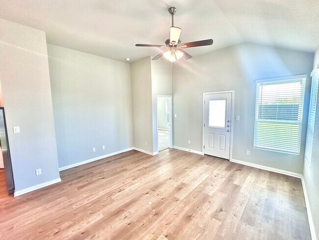 Building Photo - Luxury 3-Bed, 2-Bath Duplex in Buda!