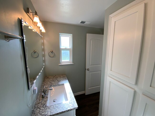 Building Photo - 3 Bedroom Updated Single Story Home Availa...