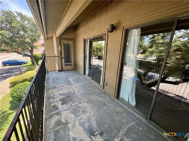 Building Photo - 1202 Thorpe Ln