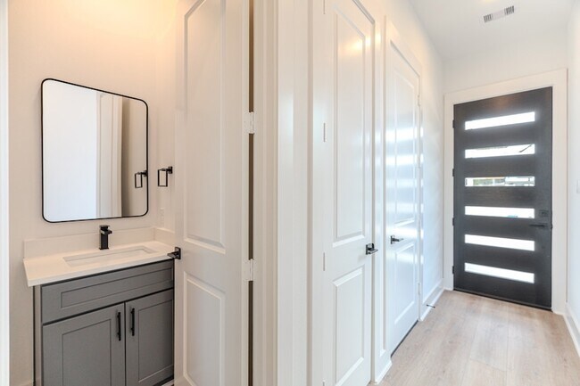 Building Photo - 7628 Inwood Hls Ln