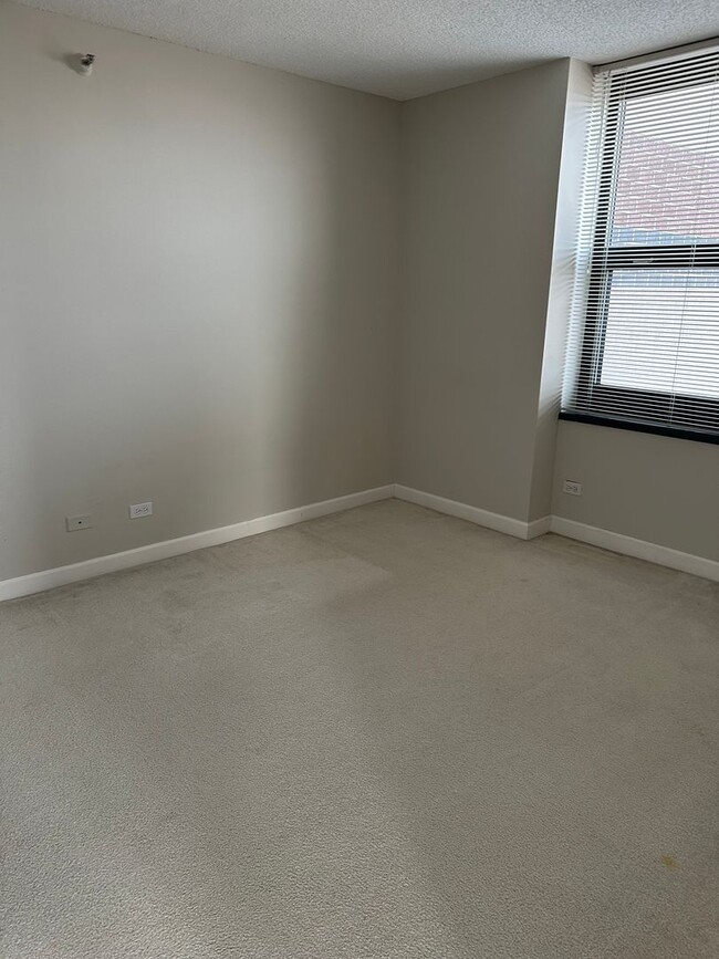 Building Photo - Amazing views from this 31st floor 1bed on...