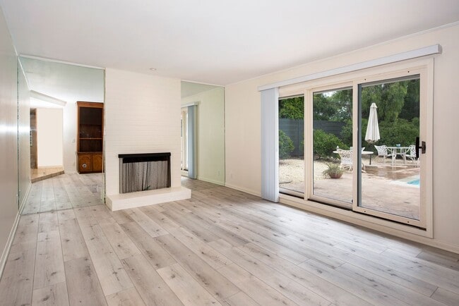 Building Photo - Spacious Single-level Home with a Pool!