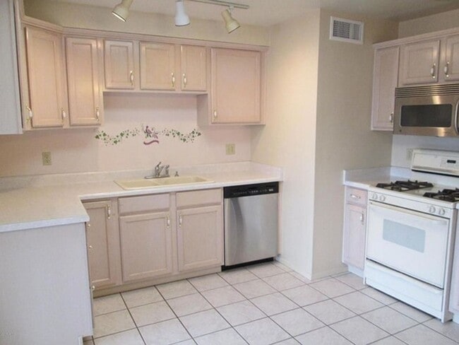Building Photo - 2 Bedroom, 2 Bath Home!