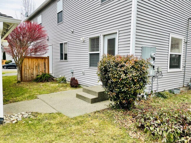 Building Photo - Delightful DuPont 3 Bedroom Townhouse