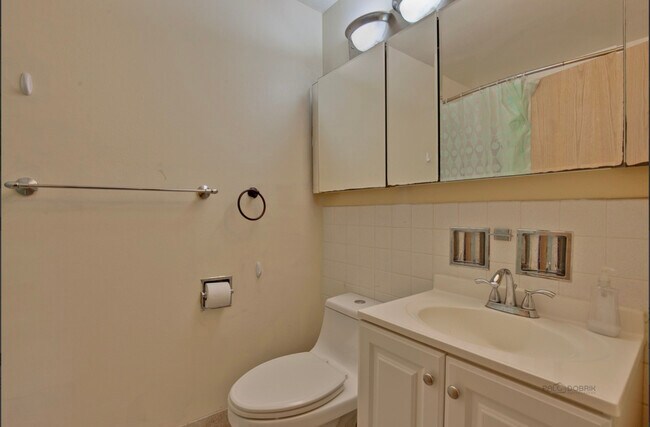 Building Photo - 205 N Ridge Ave