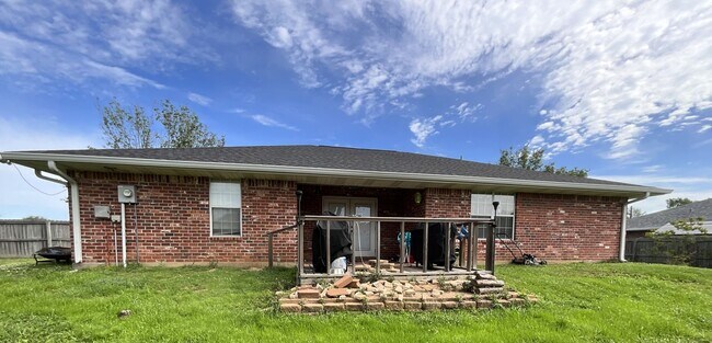 Building Photo - 2123 Hickory Dr