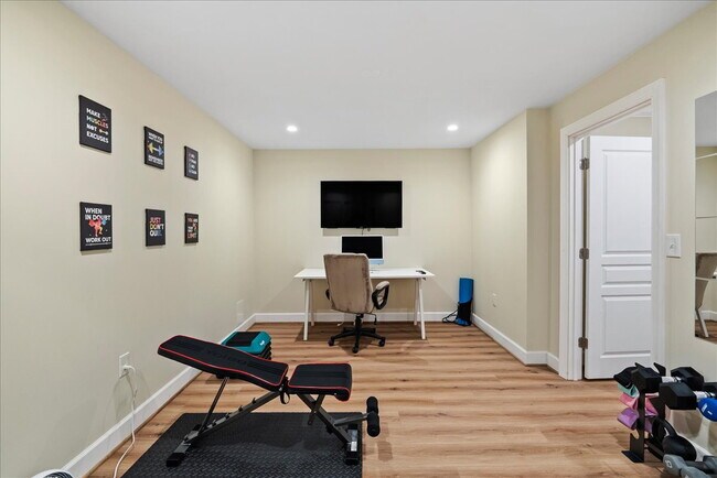 Building Photo - Elegant Single-Family Residence with Upscale Finishes in Amenity-Rich Community