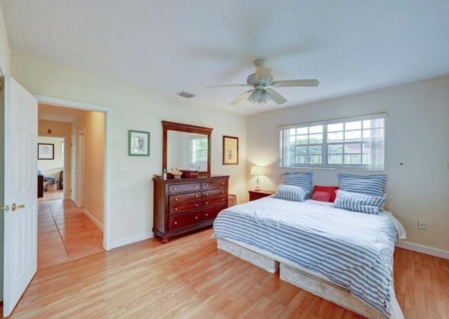 Building Photo - 1811 NE 43rd St