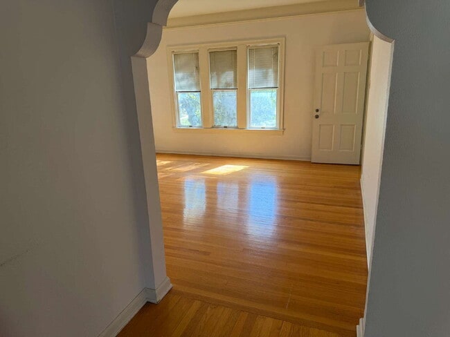 Building Photo - Beautiful two bedroom/1 bathroom with Original Details