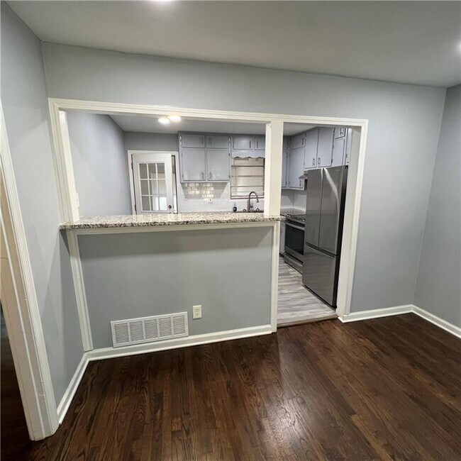 Building Photo - 1083 Center St SW