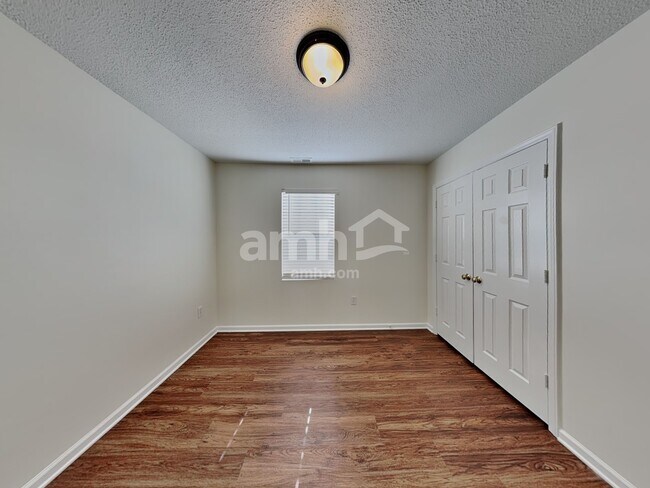Building Photo - 419 Parallel Dr