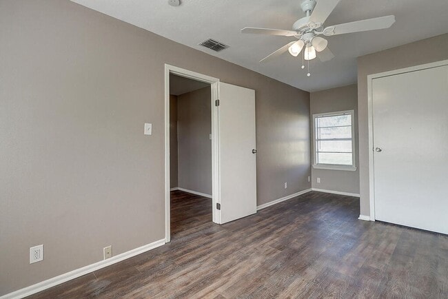 Building Photo - 10921 Shady Ln