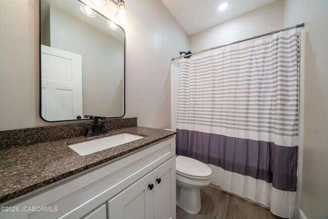 Building Photo - 726 Vine Dr
