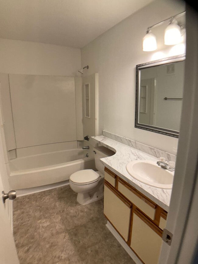 Building Photo - 1 Level 2 Bed, 2 Bath Condo in the heart o...