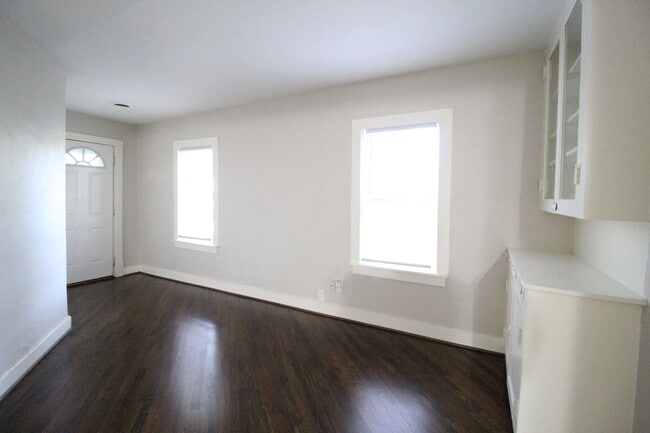 Building Photo - October Free On This 2 Bedroom 1 Bath Bung...
