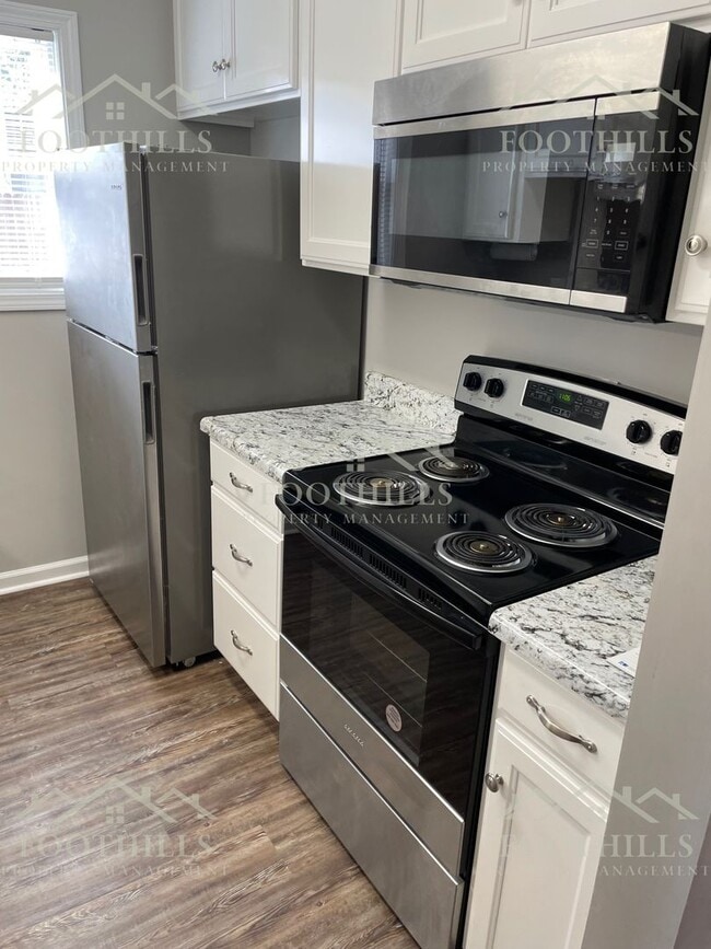 Building Photo - 2-Bedroom Home with Fenced Backyard and Ap...