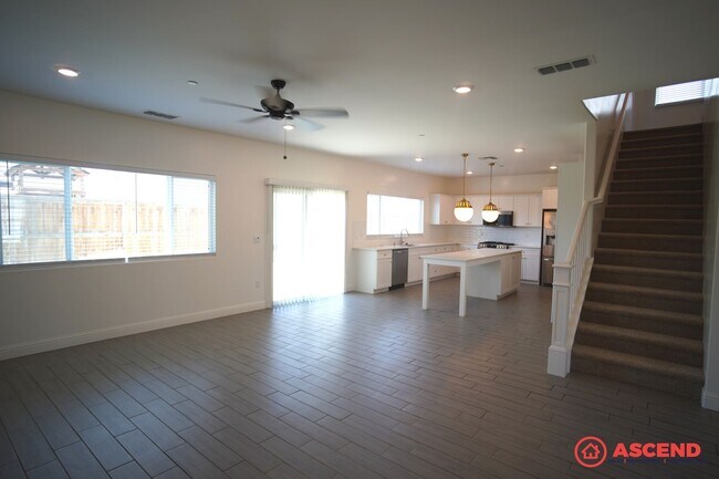 Building Photo - 4 Bedroom House in Gossamer Grove!