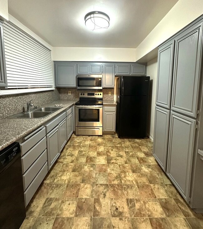 Building Photo - Luxurious 2 Bedroom, 2 Bath Condo in the Heart of Prime Hollywood
